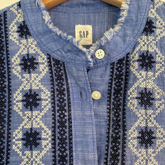 Gap Fitted Boyfriend Shirt - EUC - Picture 4 of 9